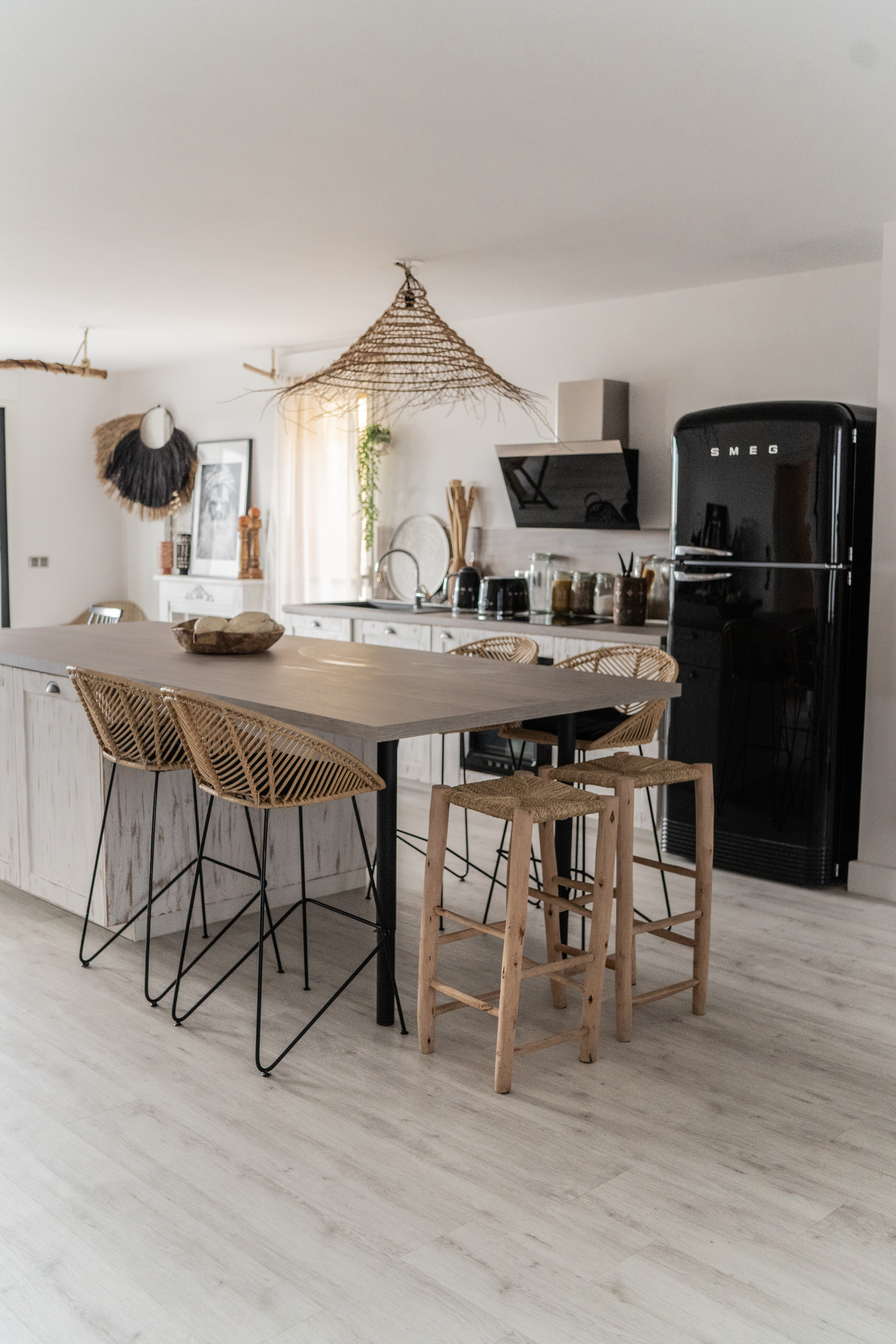 Gerflor Dekor Sunny White - Küche und schwarzer Kühlschrank Gerflor Dekor Sunny White - Küche und schwarzer Kühlschrank