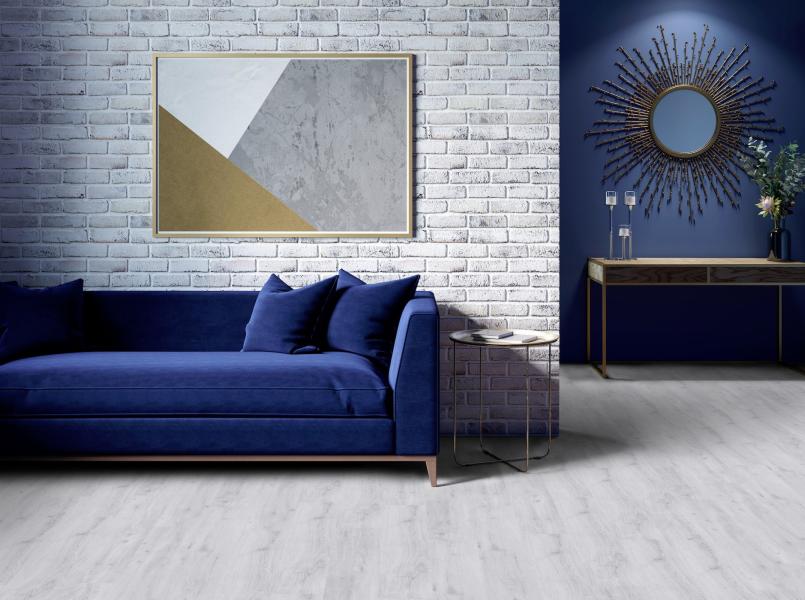 Gerflor Dekor Sunny White - Wohnzimmer Blaues Sofa