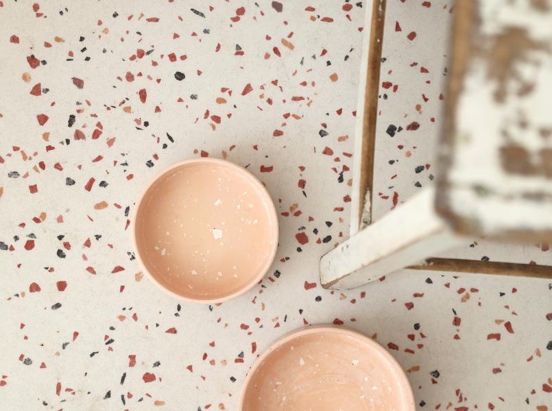 Gerflor Dekor Confetti Beige - Küche mit Schalen auf Boden