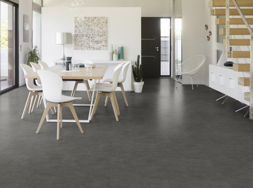 Gerflor Dekor Shade Anthracite - Esszimmer mit Esstisch und Holztreppe