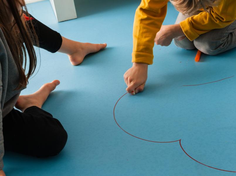 Gerflor Weichmacher - Kinder auf Boden Gerflor Weichmacher - Kinder auf Boden