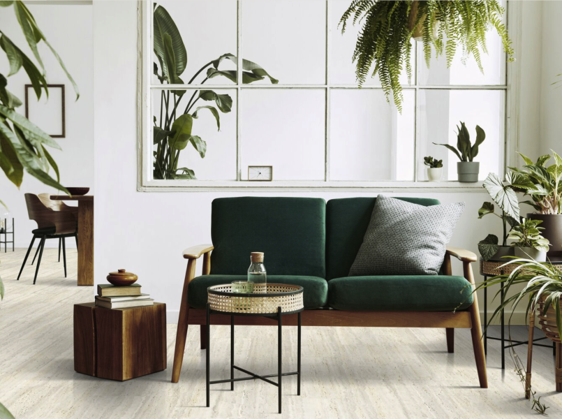 gerflor_trendseiten_dekor_travertin_ivory_gruenes_sofa gerflor_trendseiten_dekor_travertin_ivory_gruenes_sofa