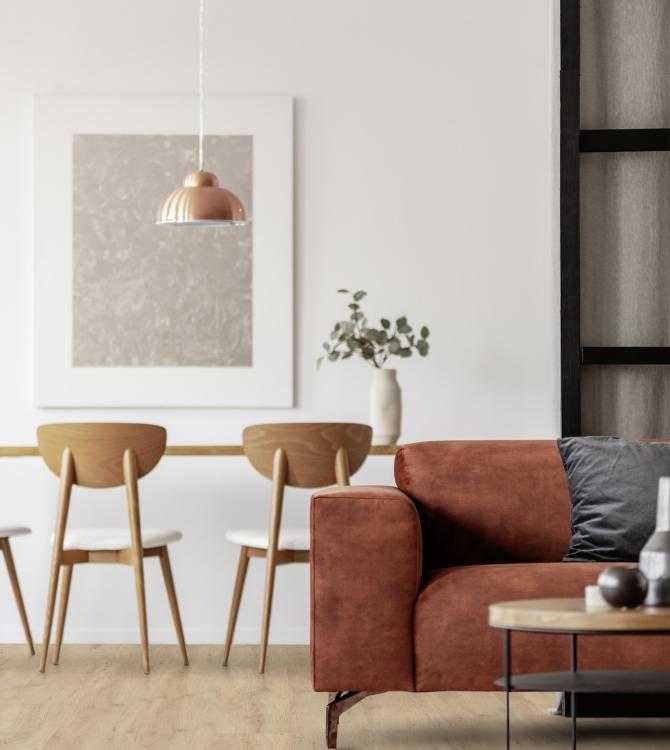 gerflor_sunny_light_virtuo_kollektion_wohnzimmer_braunes_sofa.jpg