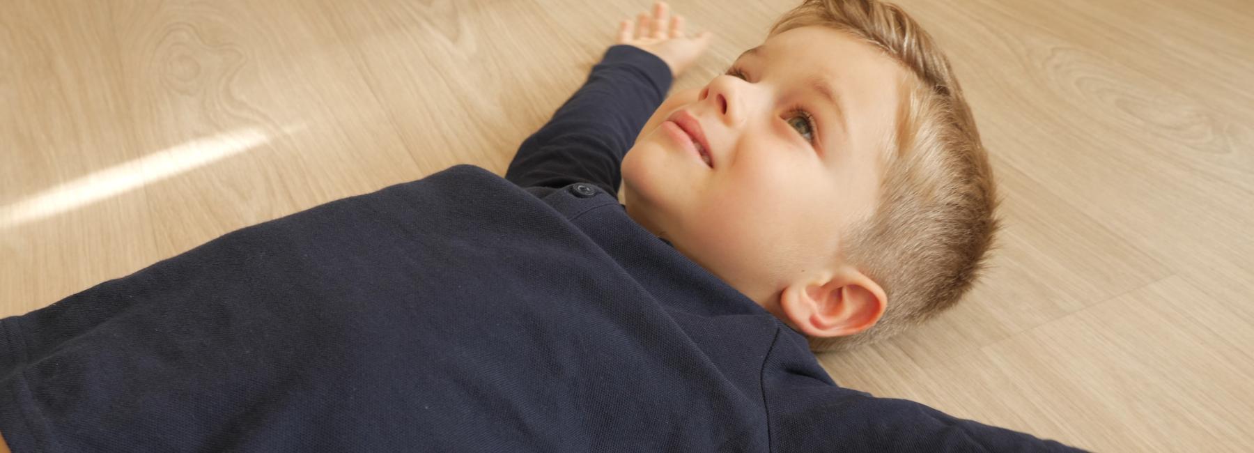 Gerflor Wertvolle Materialien - Gute Raumluft Kind auf Boden 