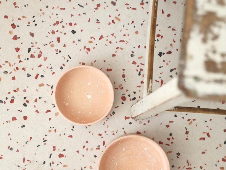 Gerflor Dekor Confetti Beige - Küche mit Schalen auf Boden