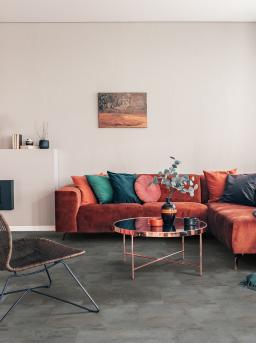 Gerflor Dekor Shale Black - Wohnzimmer rotes Sofa