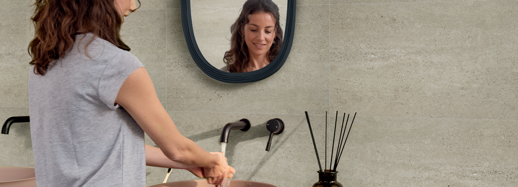 Gerflor Mural Revela Frau am Waschbecken