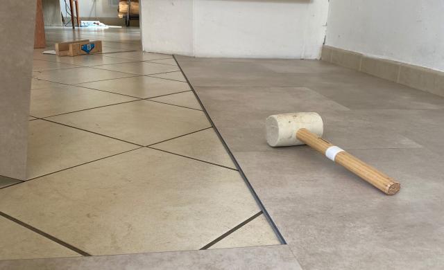 Gerflor Tipps und Tricks - Verlegen auf Fliesen Hammer Gerflor Tipps und Tricks - Verlegen auf Fliesen Hammer
